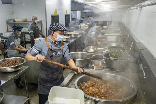 半岛综合体育入口：开学首日突击抽检学校食堂市场监管：一个月内完成校园食品安全全覆盖检查(图3)